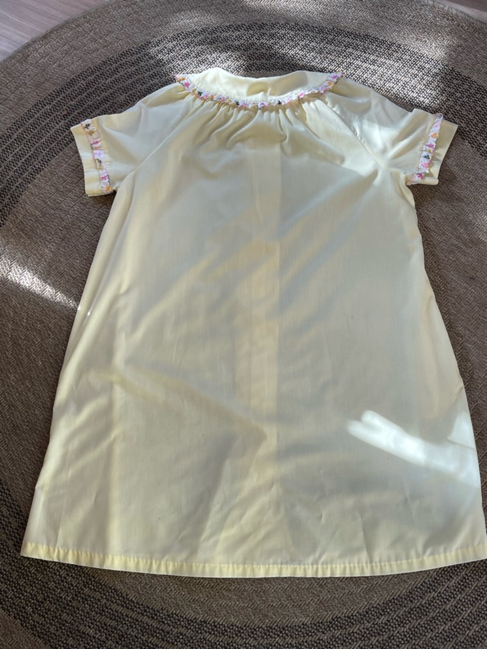 1960s vintage Light yellow snap front house dress with floral embroidery trim - Picture 8 of 12